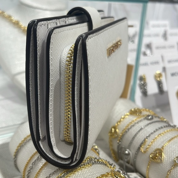 Michael Kors Medium Saffiano Leather Bifold Wallet Optic White
NWT - Picture 3 of 16